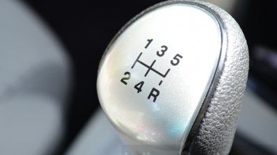 2014 Ford Fiesta Facelift Review gear knob