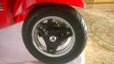 Vespa Esclusivo preview Red wheel