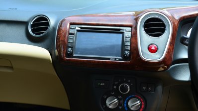 Honda Mobilio Diesel Review center console