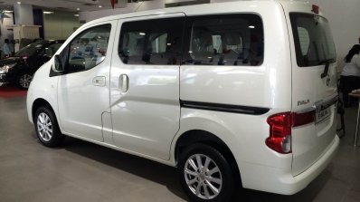 Refreshed NIssan Evalia live images rear quarter