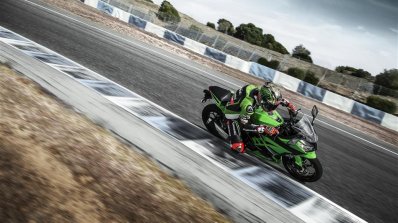 Kawasaki Ninja 300 Special Edition cornering