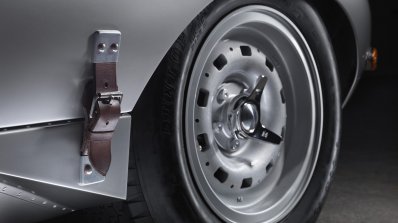 Lightweight Jaguar E-Type press image wheel