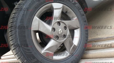Renault Duster 4WD spied wheels