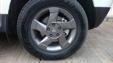 Renault Duster AWD front quarter alloy