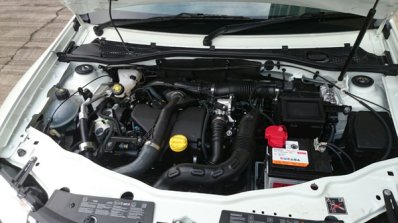 Renault Duster AWD front quarter engine
