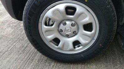 Renault Duster AWD front quarter wheel