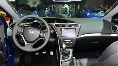 2015 Honda Civic facelift dashboard at the 2014 Paris Motor Show