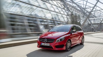 2015 Mercedes B Class facelift press shots front quarter