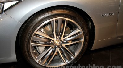Infiniti Q50 Hybrid wheel at the 2014 Indonesia International Motor Show