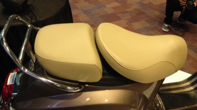 Vespa Elegante split seat