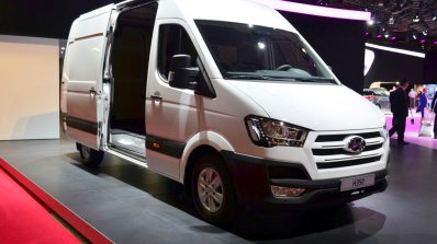 Hyundai H350 front three quarter at the 2014 Paris Motor Show