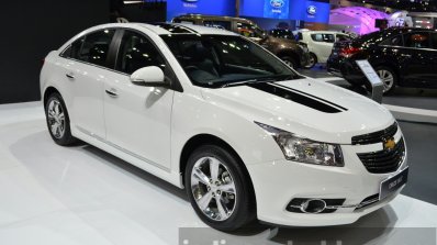 Chevrolet Cruze 1.8 LT Chrome Edition front three quarters left at the 2014 Thailand International Motor Expo