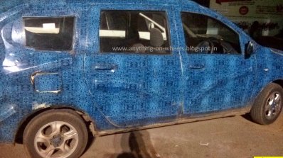 Renault Lodgy side spied in India