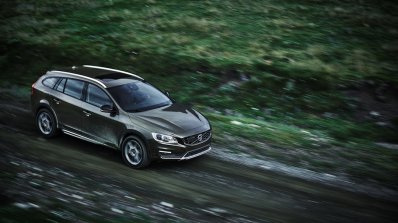 Volvo V60 Cross Country front quarter