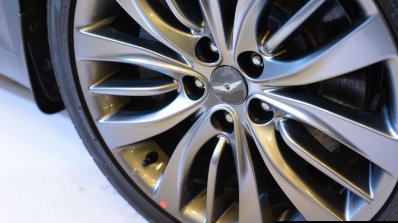 Hyundai Genesis alloy wheel at Autocar Performance Show 2015