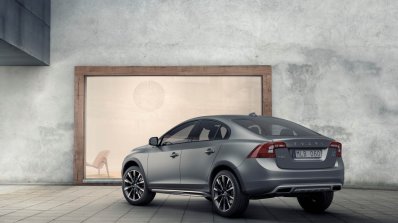2015 Volvo S60 Cross Country rear three quarter profile