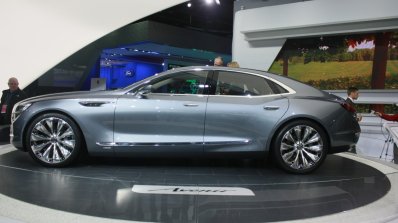Buick Avenir Concept side at the 2015 Detroit Auto Show