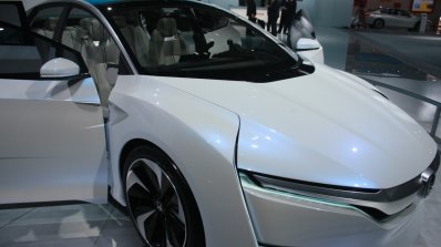 Honda FCV Concept front three quarter at the 2015 Detroit Auto Show