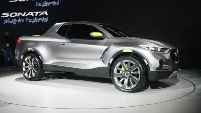 Hyundai Santa Cruz Crossover Concept front quarter at the 2015 Detroit Auto Show