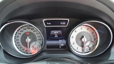 Mercedes CLA 200 cluster Review