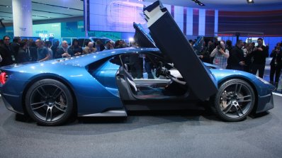New Ford GT side angle at the 2015 Detroit Auto Show