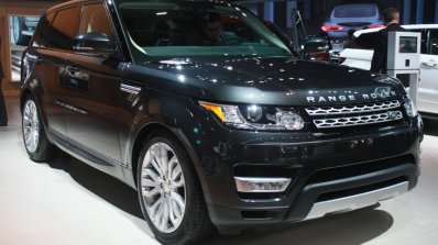 Range Rover Sport front three quarter at the 2015 Detroit Auto Show