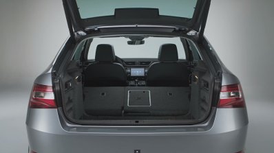 2016 Skoda Superb boot with seats folded down video screen capture