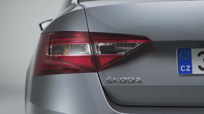 2016 Skoda Superb taillight video screen capture