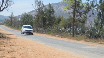 2015 Renault Lodgy Press Drive front far dynamic shot