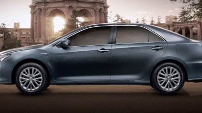 2015 Toyota Camry Hybrid facelift Thailand press shot side