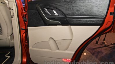 2015 Mahindra XUV500 facelift W10 door pockets