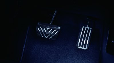 2016 Honda Jade RS pedals press image