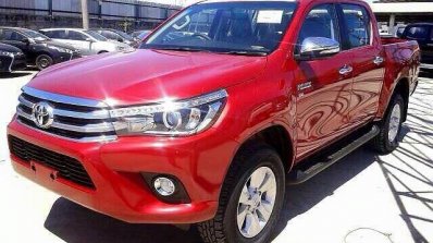2016 Toyota Hilux Revo front quarter Red spied