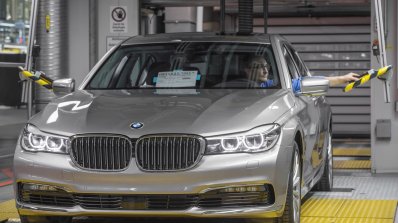 2016 BMW 7 Series front quarter unveiled in Munich