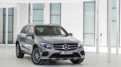 2016 Mercedes GLC front quarter unveiled press images