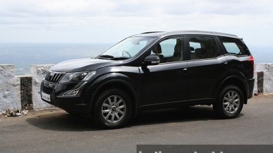 2015 Mahindra XUV500 (facelift) front three quarter (1) review