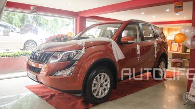 2015 Mahindra XUV500 front three quarter launched in Nepal