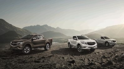 2016 Mazda BT-50 PRO front three quarter full official