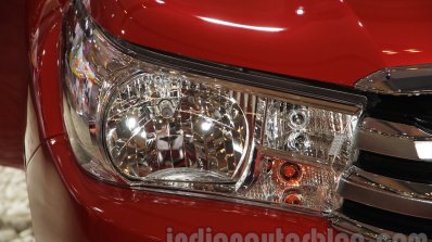 2016 Toyota Hilux Double Cab headlamp at the 2015 Gaikindo Indonesia International Auto Show (2015 GIIAS).