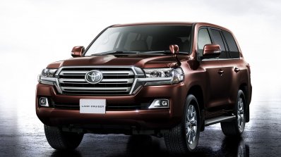 2016 Toyota Land Cruiser (facelift) front quarter launched press image