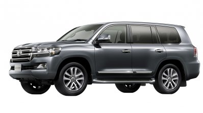 2016 Toyota Land Cruiser (facelift) front three quarter grey launched press image