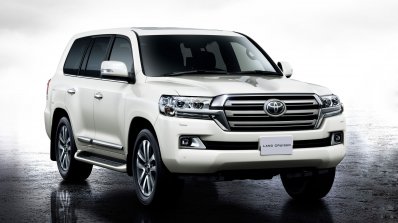 2016 Toyota Land Cruiser (facelift) front three quarter launched press image