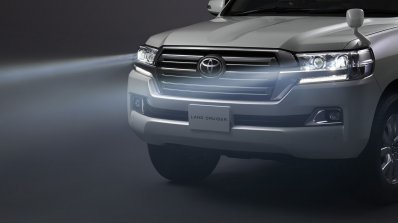 2016 Toyota Land Cruiser (facelift) xenon headlamps launched press image