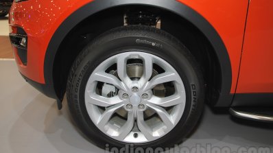 Land Rover Discovery Sport alloy wheel at the 2015 Gaikindo Indonesia International Motor Show (2015 GIIAS)