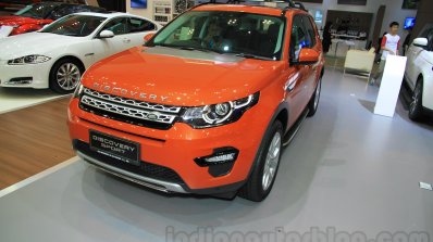 Land Rover Discovery Sport front three quarter right at the 2015 Gaikindo Indonesia International Motor Show (2015 GIIAS)