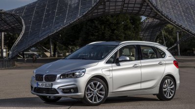 2015 BMW 225xe PHEV Active Tourer front three quarter unveiled