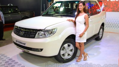 2015 Tata Safari Storme facelift front three quarter (1) at the 2015 Nepal Auto Show