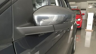 2015 VW Polo turn signal on the mirror for India