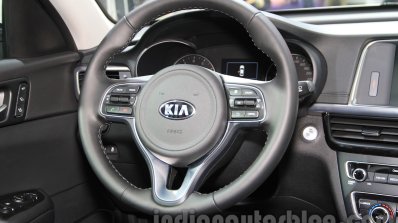 2016 Kia K5 steering at the 2015 Chengdu Motor Show