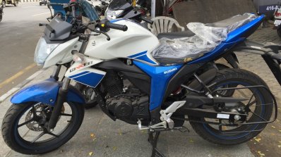 Suzuki gixxer white deals colour